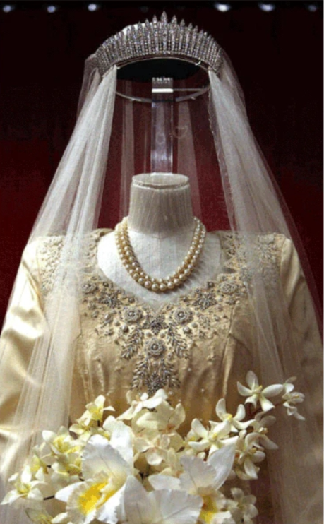 Queen Elizabeth II Wedding Tiara - Gold